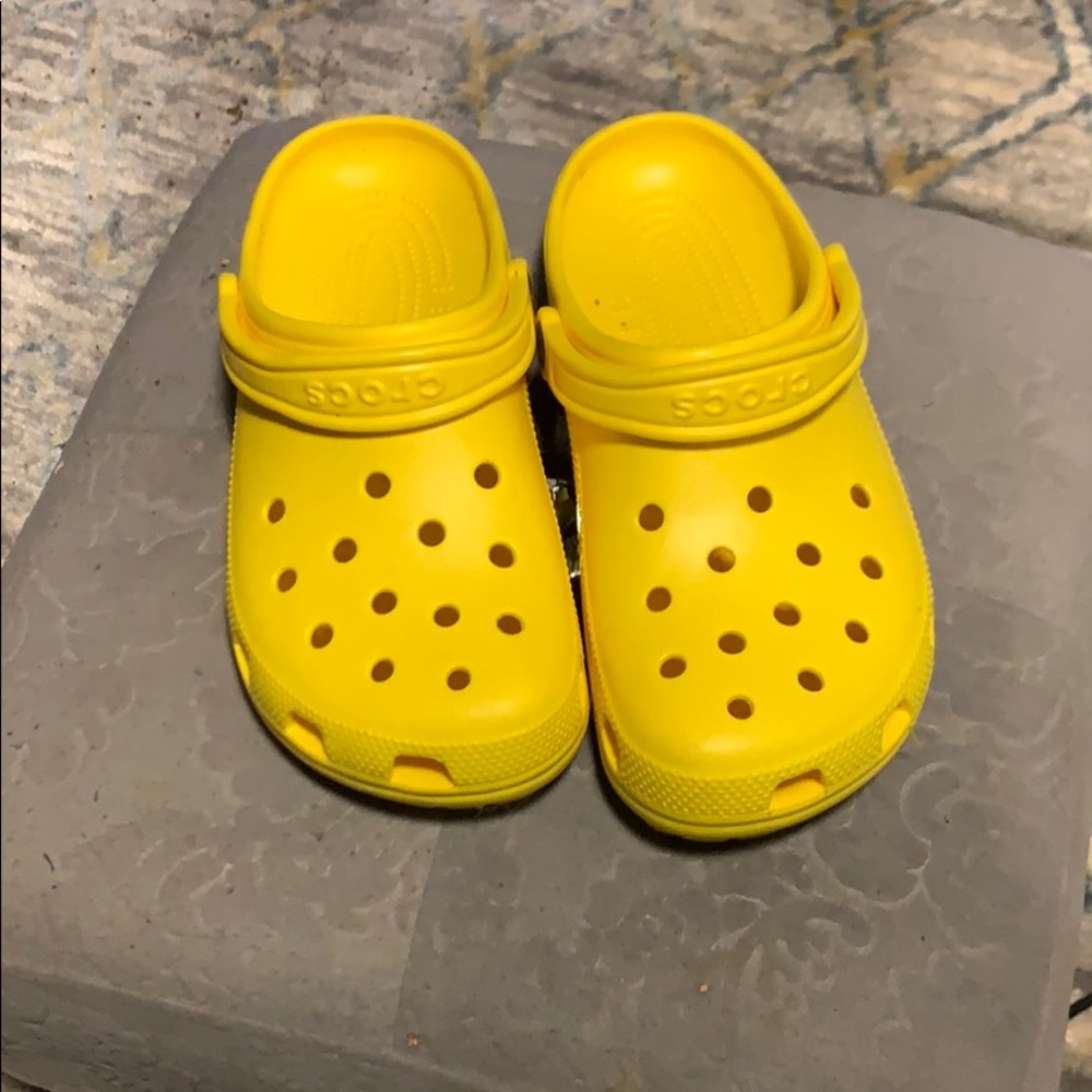 W 9 / M 7 Yellow Crocs